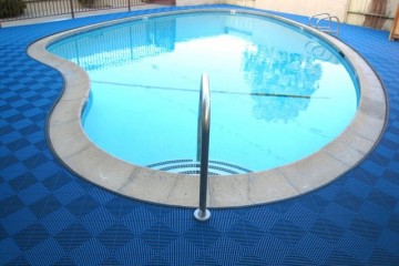 Une dalle de sol pour piscine design